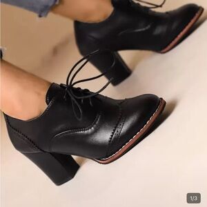 Black Lace-Up Women's Oxford Heels size 9 (42)